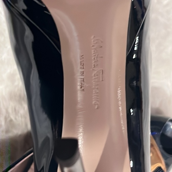 Ferragamo navy heels - Picture 3 of 6